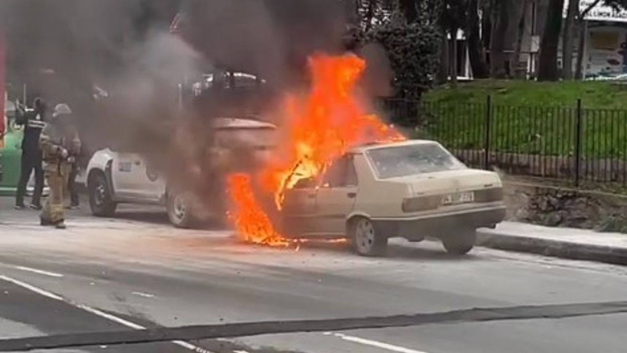 Eyüpsultan’da park halindeki araç alev alev yandı