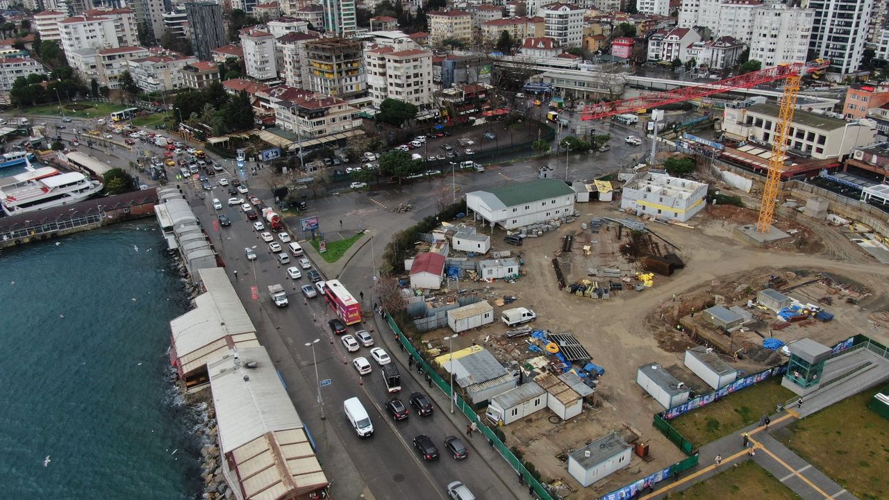 Kadıköy’de Bağdat Caddesi girişine metro engeli: Uzun araç kuyrukları oluştu