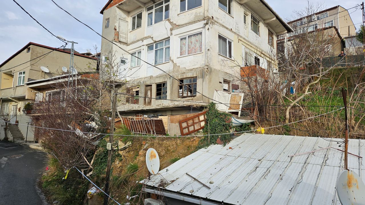 Sarıyer'de yıkılma tehlikesi olan 50 yıllık bina korkutuyor