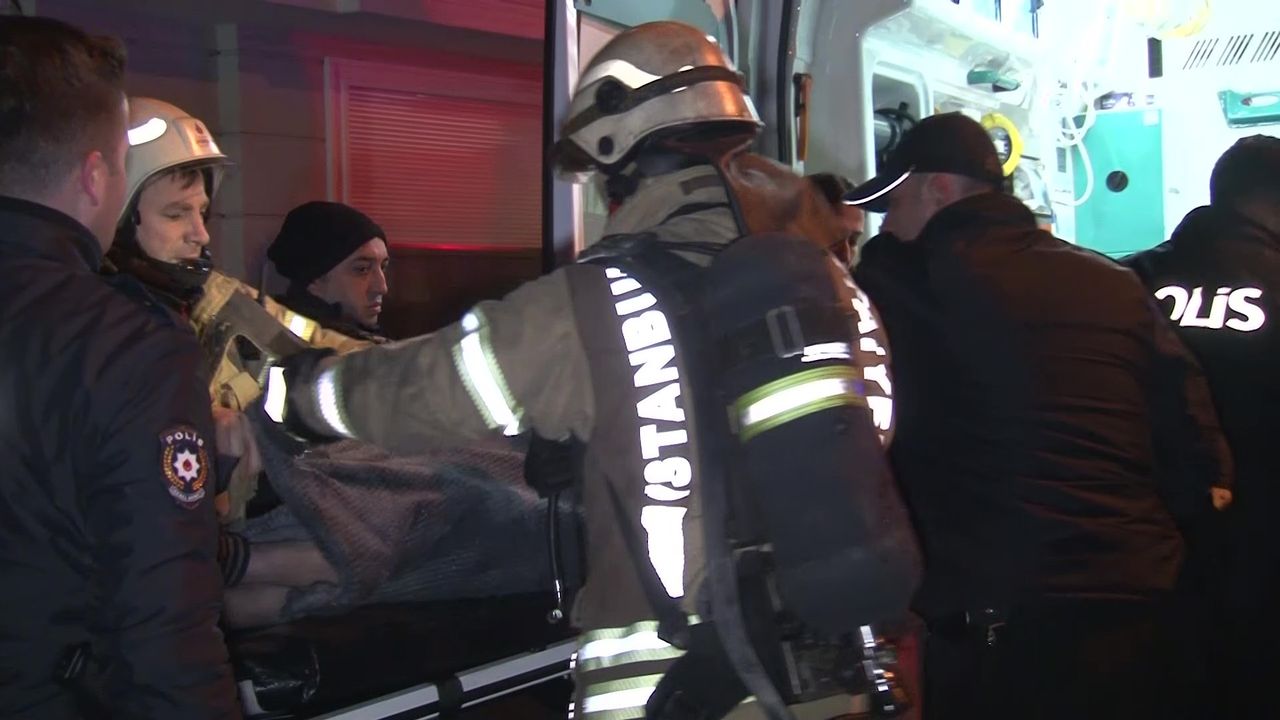 Kadıköy’de 10 katlı binada yangın: 4 kişi hastaneye kaldırıldı