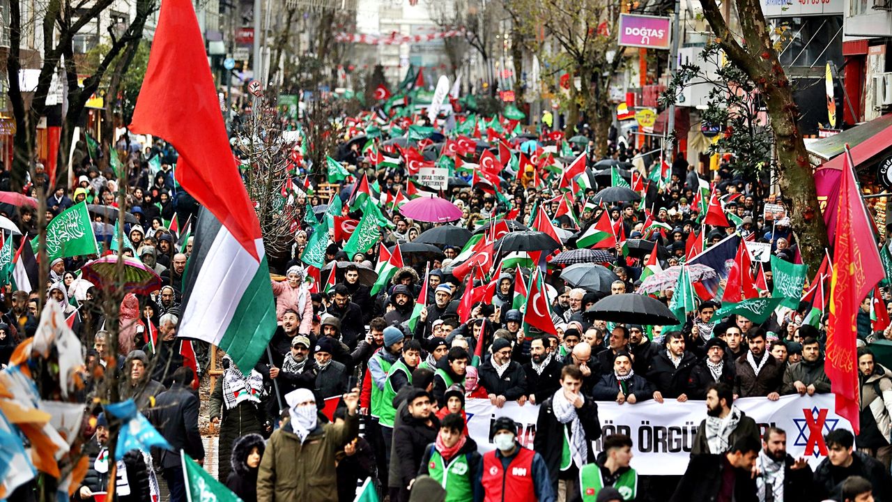 Binlerce kişi Ümraniye'de şehitler ve Filistin için yürüdü