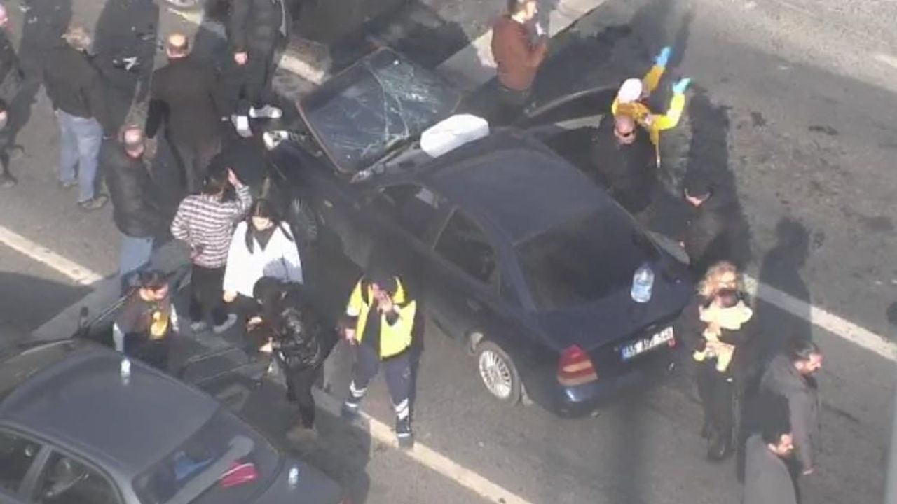 Büyükçekmece'de 3 otomobilin karıştığı kazada 10 kişi yaralandı 
