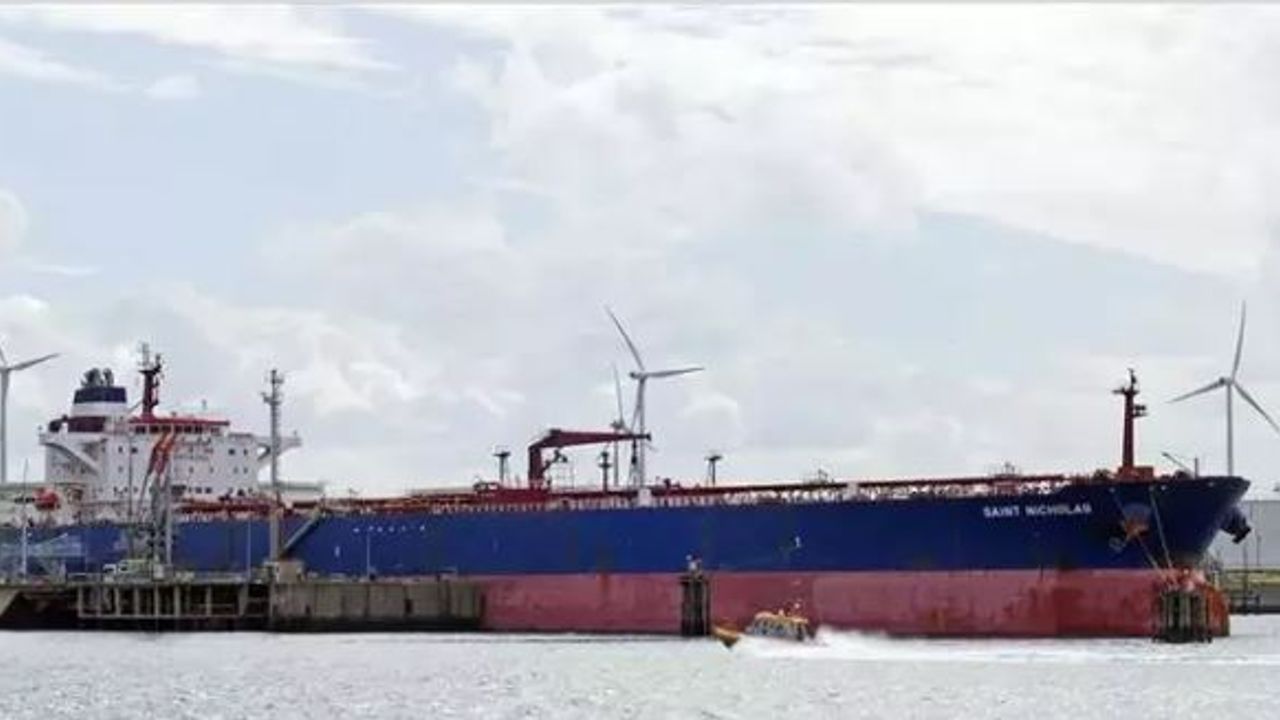 Tüpraş: 140 bin ton ham petrol taşıyan gemi ile iletişim kesildi