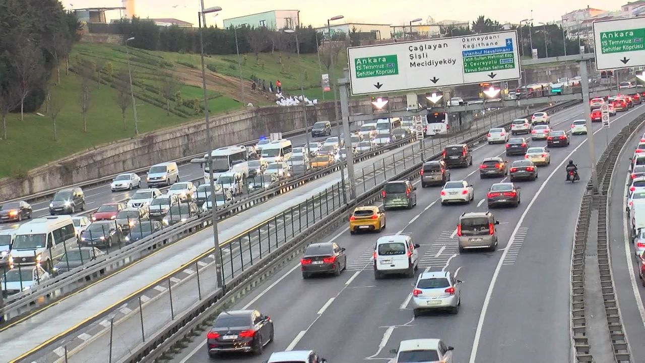 İstanbul'da yeni yılın ilk iş gününde trafik yoğunluğu