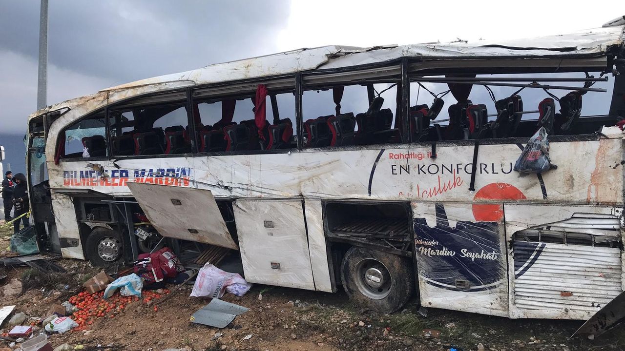 Mersin'de yolcu otobüsü devrildi; 9 ölü, 30 yaralı