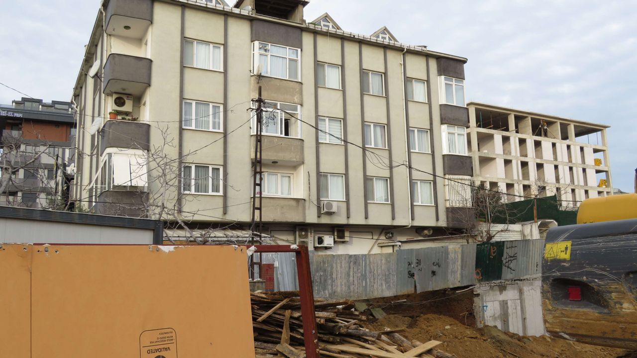 Üsküdar'da istinat duvarı çöktü: Deprem oluyor zannettik