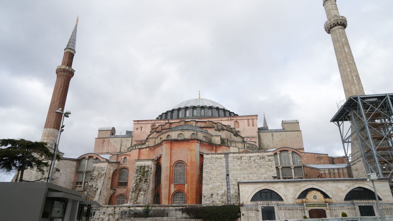 Ayasofya Camii'ndeki Osmanlı eserleri de yakında artırılmış gerçeklik destekli QR kodla anlatılacak