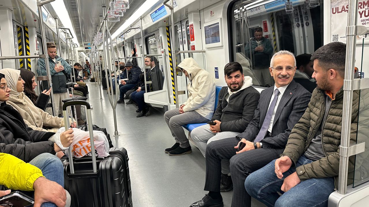 Bakan Uraloğlu, İstanbul Havalimanı'na metroyla gitti