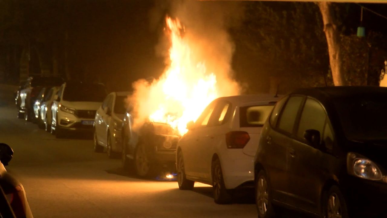 Üsküdar'da, park halindeki cipte başlayan yangın önündeki otomobile sıçradı