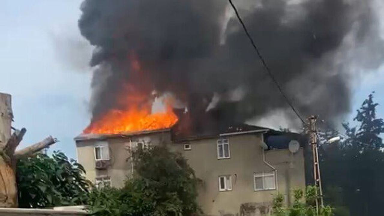 İzolasyon malzemeleri tutuşan çatı alevlere teslim