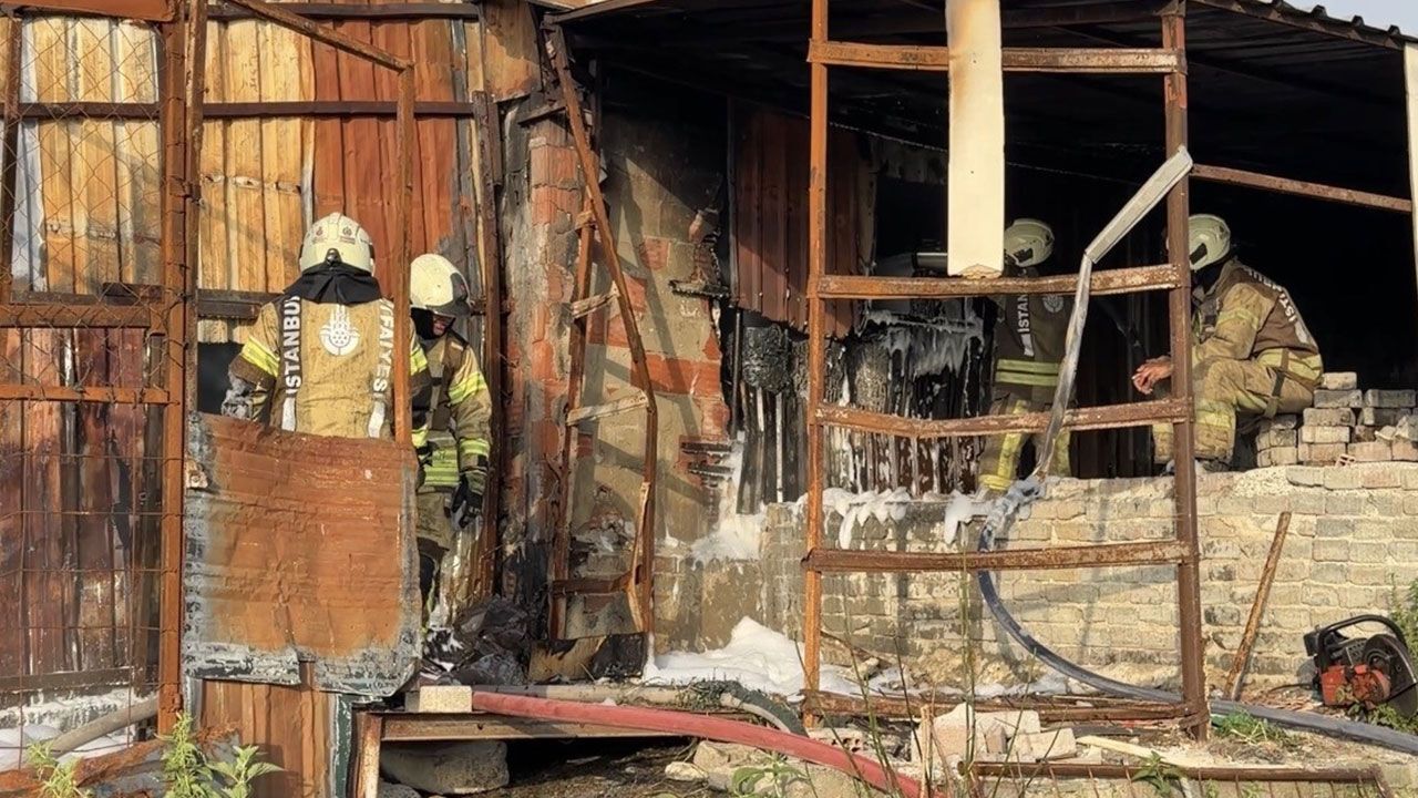 Sultangazi’de plastik eşya deposu alev alev yandı