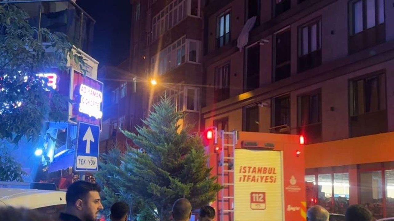 Esenyurt’ta 4 katlı binanın çatısında yangın