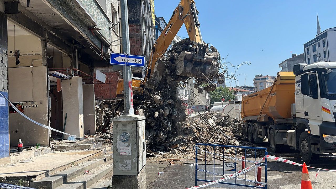 22 riskli bina için yıkım kararı: İlk kepçe vuruldu