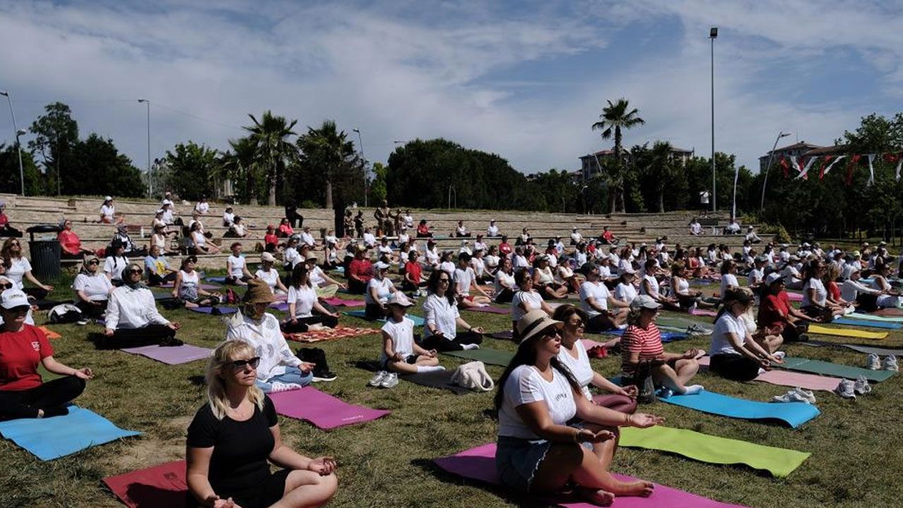 Mimaroba Parkı'nda Yüzlerce Kadın Yoga Şöleni Yaşadı