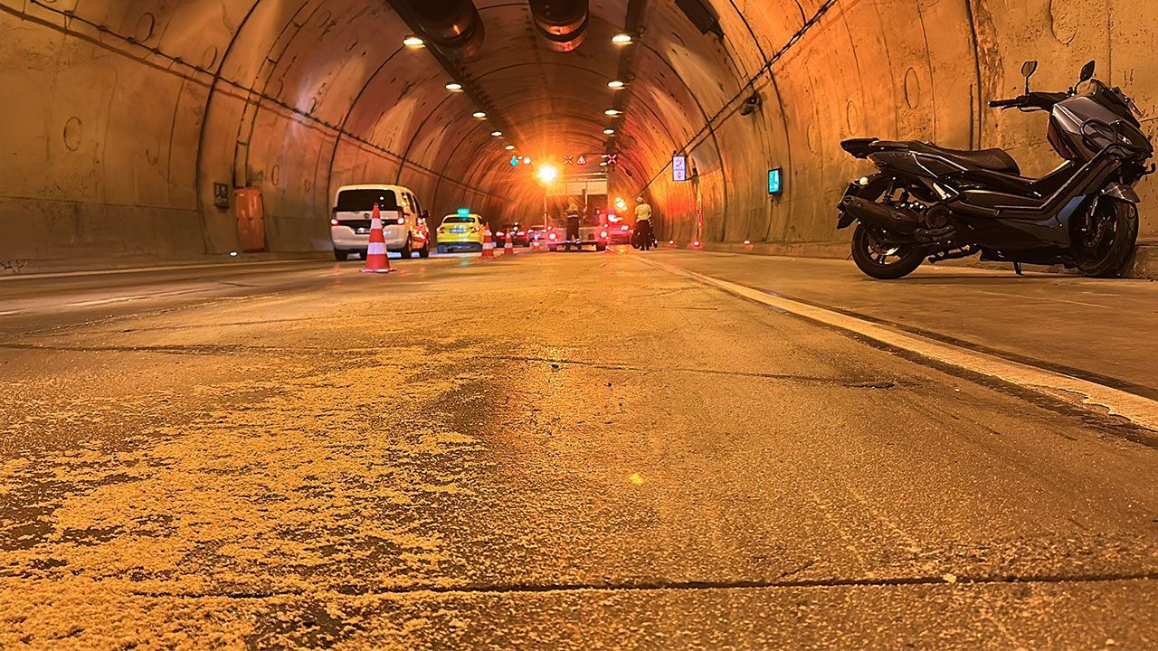 Bomonti Tüneli’nde korkutan kaza: Motosikletler peş peşe dev