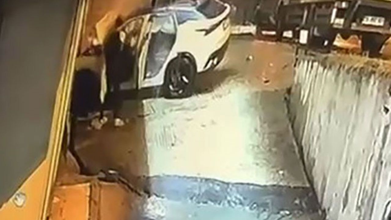 Beylikdüzü’nde feci kaza: Alev alan araçta mahsur kalan sürücüyü vatandaş kurtardı, o anlar kamerada