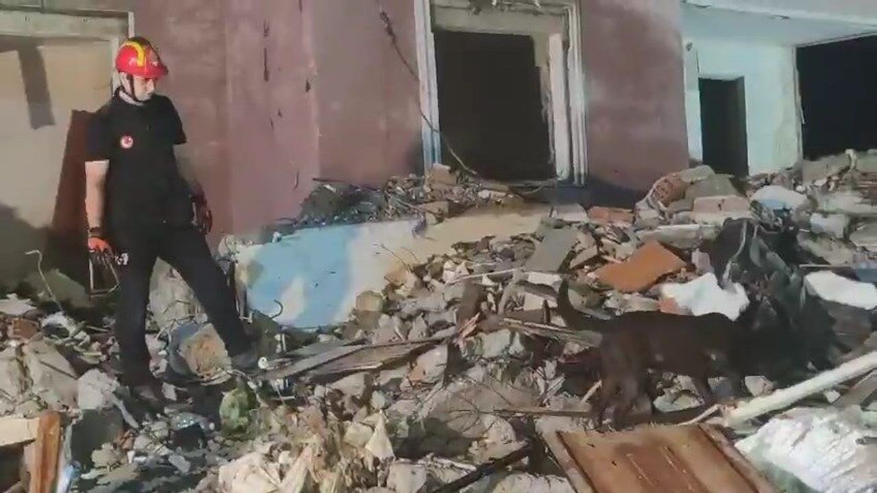 Küçükçekmece'de yıkım sırasında binanın bir bölümü çöktü