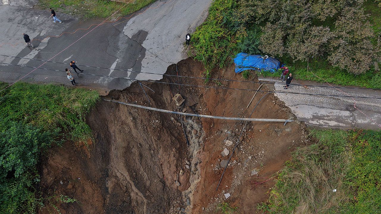Trabzon'da mahalle yolu çöktü; sürüklenen araçlaki 2 kişi yaralandı