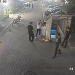15 yaşındaki çocuğa sitenin bahçesinde saldırı! O anlar güvenlik kamerasında