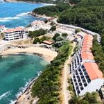 Riva’da talan edilen, bir dönem Milli Takım’ın da kamp yaptığı 186 odalı otel yıkılıyor