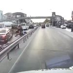 Avcılar D-100'de hızla ilerleyen 2 motosikletli çarpıştı