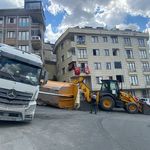 Kağıthane’de faciadan dönüldü: Damper aracın üzerine devrildi