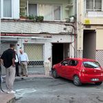 Düğün konvoyunda direksiyon hakimiyetini kaybetti, binaya çarptı