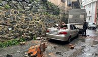 Bahçe duvarı otomobilin üzerine devrildi