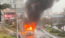 Servis minibüsü yanarak küle döndü