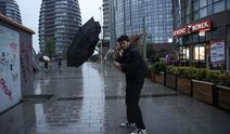 İstanbul'da vatandaşların şiddetli fırtına ve yağmurla imtihanı
