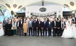 Bağcılar'da 15 çift toplu düğün şöleniyle dünya evine girdi