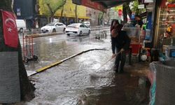 Beyoğlu esnafı rögar kapaklarını açarak yağmur suyunu temizledi