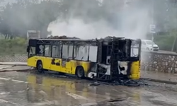 İstanbul Kartal'daki İETT otobüsü yanarak kül oldu