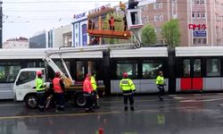 Tramvay hattında kopan tel seferleri aksattı