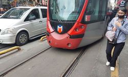 Kabataş-Bağcılar seferini yapan tramvay, Sirkeci'de raydan çıktı!