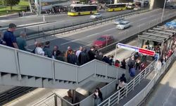 Metrobüse ulaşım kuyruğu üst geçidi kilitledi