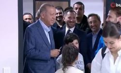 Oy vermek için sıraya girdi, arkasında bir anda Cumhurbaşkanı Erdoğan'ı görünce şoke olan vatandaş güldürdü