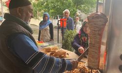 Cumhurbaşkanı Erdoğan'ın zaferi için döner ve tulumba dağıttı