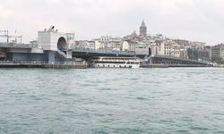 Galata Köprüsü'nde korkutan kaza! Tur teknesi köprüye çarptı