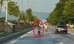 Trafikte tehlikeli yolculuk kamerada: Yüzüstü uzanarak motosiklet sürdü