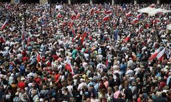 Polonya'da onbinler sokağa döküldü, hükümeti protesto etti