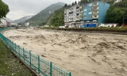 Karadeniz'de yine sel! 3 ilde okullar tatil edildi, giriş katlar boşaltıldı