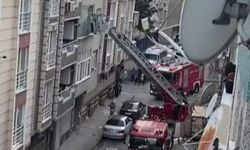 Hasarlı binayı yıkarken, komşu apartmanın merdivenleri çöktü! Vatandaşları itfaiye kurtardı