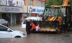 Ankara'da sağanak hayatı felç etti! Araçlar suda ilerleyemedi