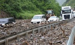 Trabzon-Gümüşhane yolu taş ve çamurla kapandı