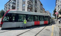 Kabataş-Bağcılar seferini yapan tramvay, Bağcılar'da raydan çıktı