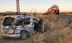 Elazığ'da bir yük treni araca çarptı, yaralanan sürücü tütün derdine düştü...