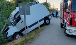 Canlı yayın aracı beton elektrik direğine çarptı! İçeride sıkışan cansız bedenleri zar zor çıkardılar!