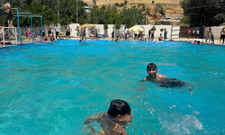 Mardin'de sıcak hava 38 dereceyi buldu! Bunalan vatandaşlar Gurs Vadisi'ne akın ediyor!