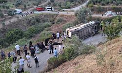 Manisa'da feci kaza! Geziden dönenleri taşıyan minibüs şarampole devrildi: Onlarca yaralı var